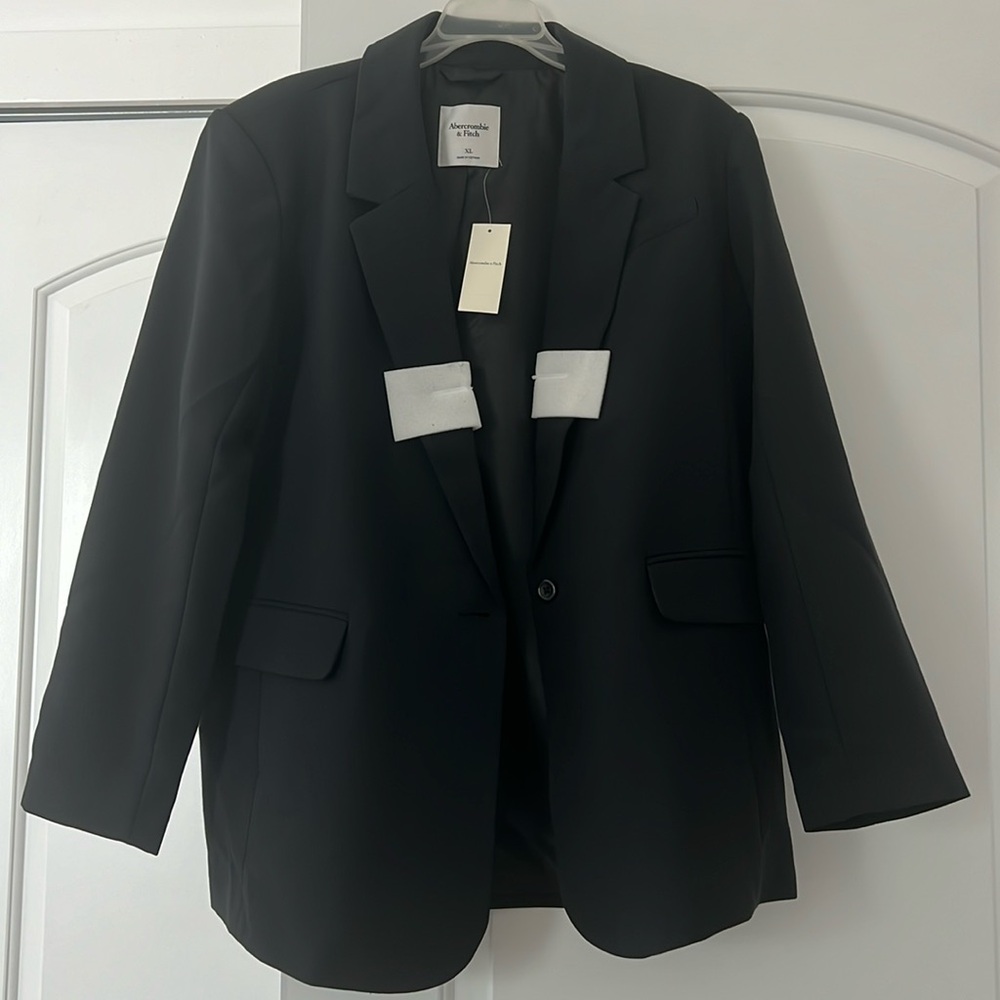 New with tags! Black Abercrombie blazer